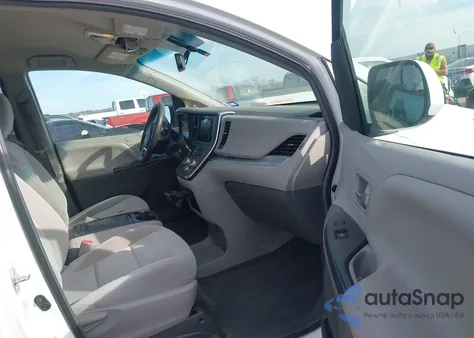 2015 Toyota Sienna Le 8 Passenger z USA, uszkodzony, nr VIN 5TDKK3DC6FS543724